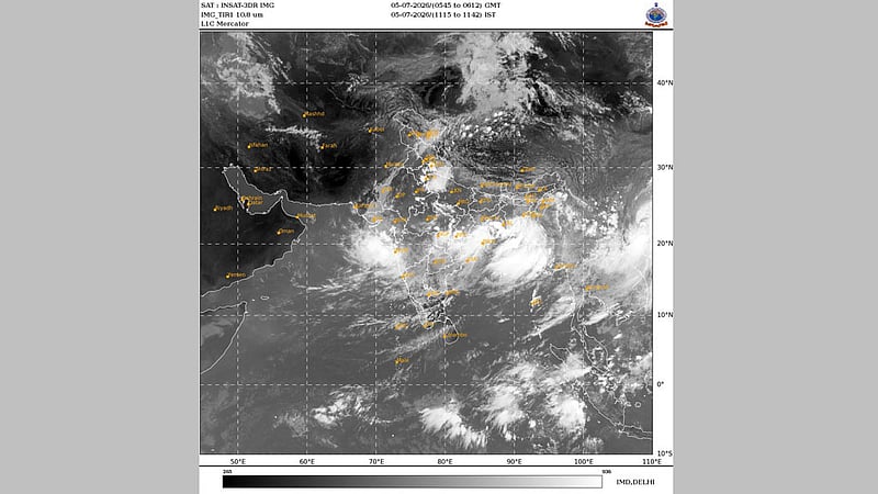 সুস্পষ্ট লঘুচাপের প্রভাবে বাড়ছে বৃষ্টি, সতর্ক সংকেত বহাল