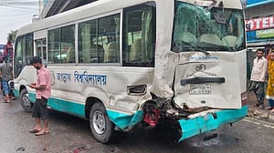 মালিবাগে জবি শিক্ষকদের বাসে ভিক্টর পরিবহনের ধাক্কা, আহত ৩