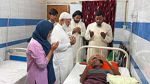 চোখে আঘাতপ্রাপ্ত ছাত্রশক্তি নেতা আলিফকে দেখতে হাসপাতালে শফিকুর