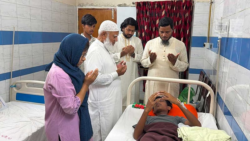 চোখে আঘাতপ্রাপ্ত ছাত্রশক্তি নেতা আলিফকে দেখতে হাসপাতালে শফিকুর