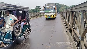 ঝুঁকিপূর্ণ ঘোষণার ১০ বছরেও হয়নি নতুন সেতু, শঙ্কা নিয়েই চলাচল