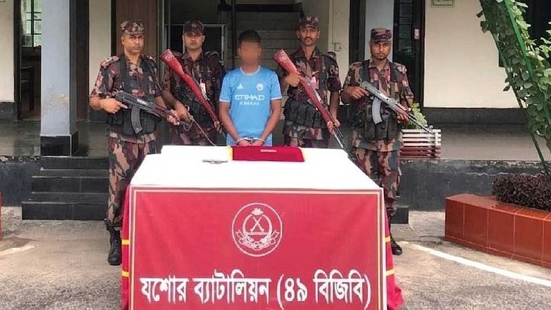 যশোরে যুবকের প্যান্টের পকেটে মিলল সোয়া কোটি টাকার সোনার বার