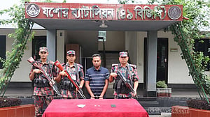 যশোরে বিজিবি ক্যাম্পের পাশ থেকে সোনার বারসহ আটক ১