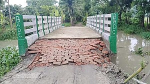 ঝালকাঠিতে নির্মাণের ৩ মাসেই ধসে পড়ল কালভার্টের সংযোগ সড়ক