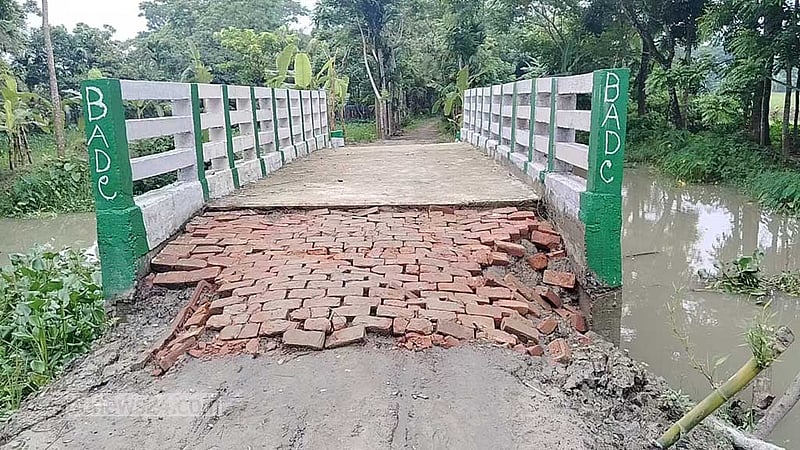 ঝালকাঠিতে নির্মাণের ৩ মাসেই ধসে পড়ল কালভার্টের সংযোগ সড়ক
