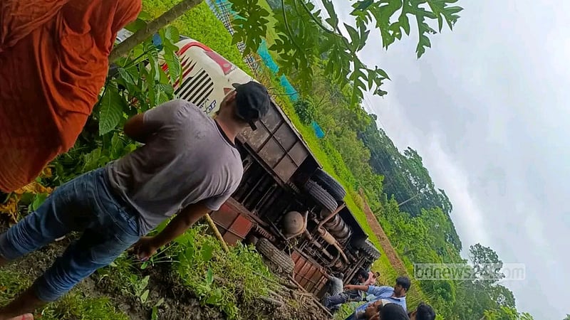 মাহেন্দ্র বাঁচাতে গিয়ে খাদে বাস, নিহত সুপারভাইজার