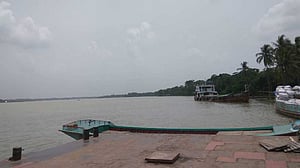 সন্তানকে নিয়ে সুগন্ধায় ঝাঁপ মায়ের, এগিয়ে এলেন স্থানীয়রা