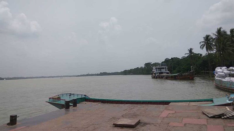 সন্তানকে নিয়ে সুগন্ধায় ঝাঁপ মায়ের, এগিয়ে এলেন স্থানীয়রা
