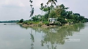 ঝালকাঠিতে দুই নদীর ভাঙনে দ্বীপে পরিণত হয়েছে গ্রাম, বিলীনের শঙ্কা