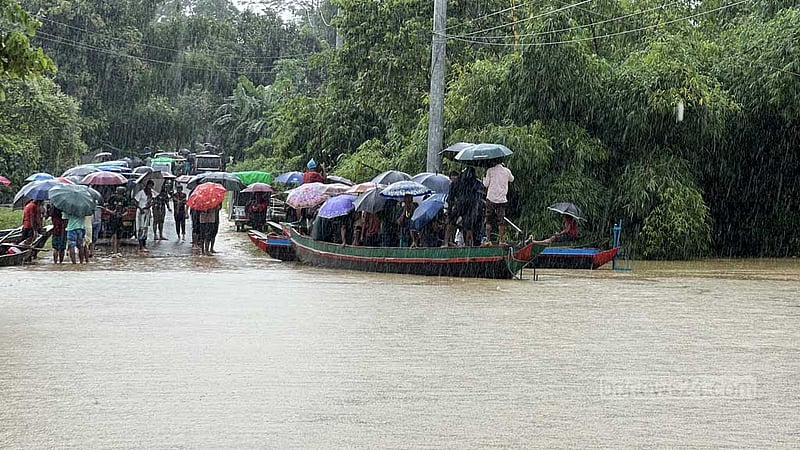 খাগড়াছড়িতে এখনও ডুবে আছে সড়ক-গ্রাম, স্বাভাবিক হয়নি যান চলাচল