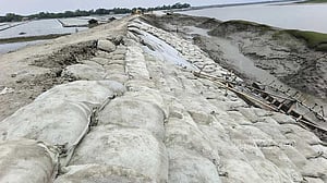 খুলনায় বেড়িবাঁধে অবৈধ পাইপ, সংস্কারের মধ্যেই ধস