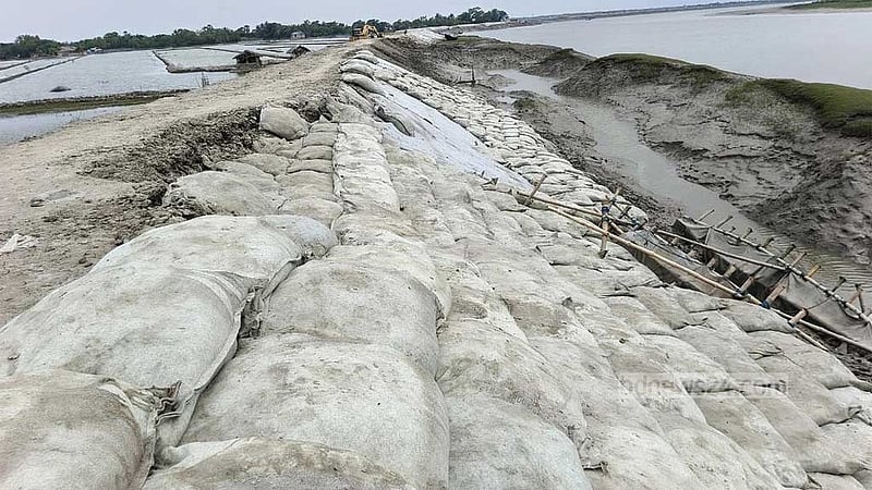 খুলনায় বেড়িবাঁধে অবৈধ পাইপ, সংস্কারের মধ্যেই ধস