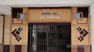 খুলনা বিশ্ববিদ্যালয়ে যৌন হয়রানি ও ভিডিও ধারণের বিচার দাবি, প্রশাসনিক-একাডেমিক ভবনে তালা