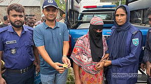 কুড়িগ্রামে ‘মুরগির দোকানের আড়ালে’ ইয়াবা ব্যবসা, নারী গ্রেপ্তার