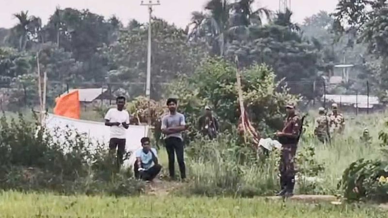 ১৭ দিন ধরে সীমান্তের শূন্যরেখায় থাকা ৩ যুবক ‘উধাও’