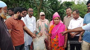 কুড়িগ্রামে পানিবন্দি ও নদী ভাঙন এলাকায় ত্রাণ বিতরণ