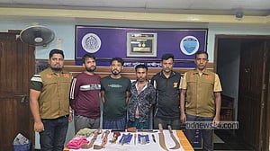 লক্ষ্মীপুরে ‘ডাকাতির প্রস্তুতির’ সময় দেশীয় অস্ত্রসহ আটক ৪