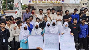 শিক্ষামন্ত্রীর পদত্যাগ দাবিতে লক্ষ্মীপুরে পরীক্ষার্থীদের বিক্ষোভ
