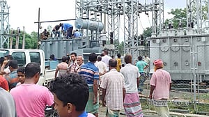 লালমনিরহাটে ঝড়ে বিকল ট্রান্সফরমার, অন্ধকারে ২২ হাজার গ্রাহক