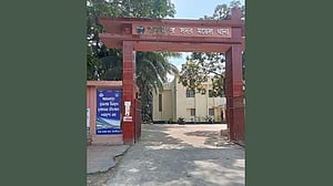 মাদারীপুরে হাতবোমা ফাটিয়ে আসামি ছিনতাই