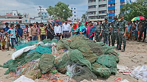 নরসিংদীতে পোড়ানো হল ‘২ কোটি টাকার’ নিষিদ্ধ কারেন্ট জাল