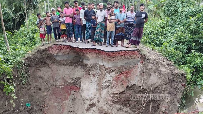 মাগুরায় অতিবৃষ্টিতে ধসে পড়ল কালভার্ট, ভোগান্তি চরমে