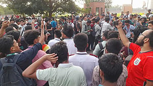 সংসদে ভবনের সামনে অবস্থান এইচএসসি পরীক্ষার্থীদের