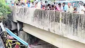 মানিকগঞ্জে চাকা ফেটে খালে বাস, ১ যাত্রীর মৃত্যু