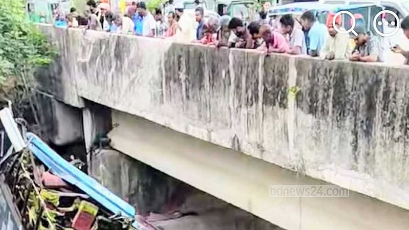 মানিকগঞ্জে চাকা ফেটে খালে বাস, ১ যাত্রীর মৃত্যু