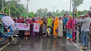 বেতন বৃদ্ধির দাবি: ৪ ঘণ্টা পর ঢাকা-পাটুরিয়া মহাসড়ক ছাড়লেন শ্রমিকরা