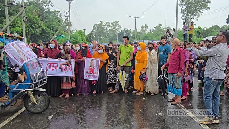 বেতন বৃদ্ধির দাবি: ৪ ঘণ্টা পর ঢাকা-পাটুরিয়া মহাসড়ক ছাড়লেন শ্রমিকরা