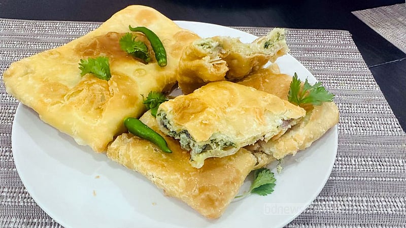 নাস্তায় চায়ের সঙ্গে খাস্তা মোগলাই পরোটা