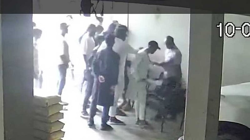 মোহাম্মদপুরে বাসায় ঢুকে হামলার ভিডিও ফেইসবুকে