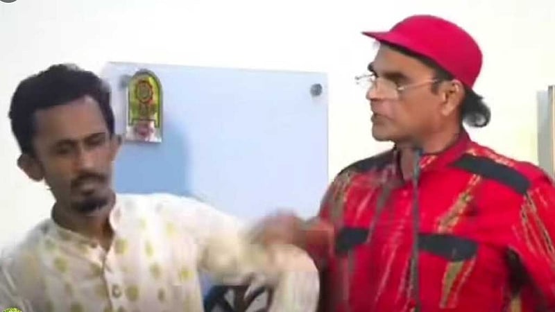 জুলাইয়ের কবিতা পাঠ করছিলেন মোহন রায়হান, মাইক কেড়ে নিলেন শ্রমিক শক্তির নেতা
