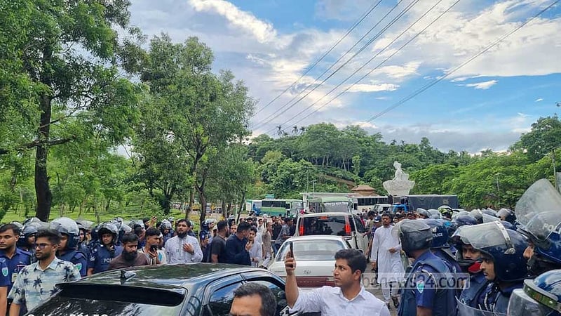শ্রীমঙ্গলে পুলিশি বাধা পেরিয়ে ফের হবিগঞ্জের পথে এনসিপি নেতারা