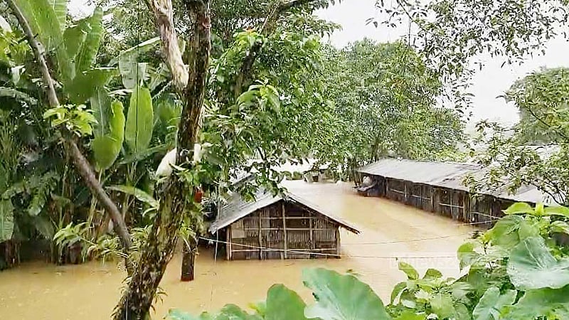 মৌলভীবাজারে বাঁধ ভেঙে প্লাবিত অন্তত ২৫ গ্রাম, বানের পানিতে বৃদ্ধের মৃত্যু