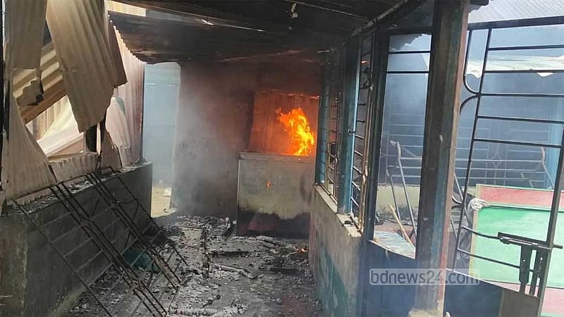 মাদক ব্যবসার অভিযোগে ঘোষণা দিয়ে বাড়িতে ভাঙচুর-অগ্নিসংযোগ, মা-ছেলে আটক