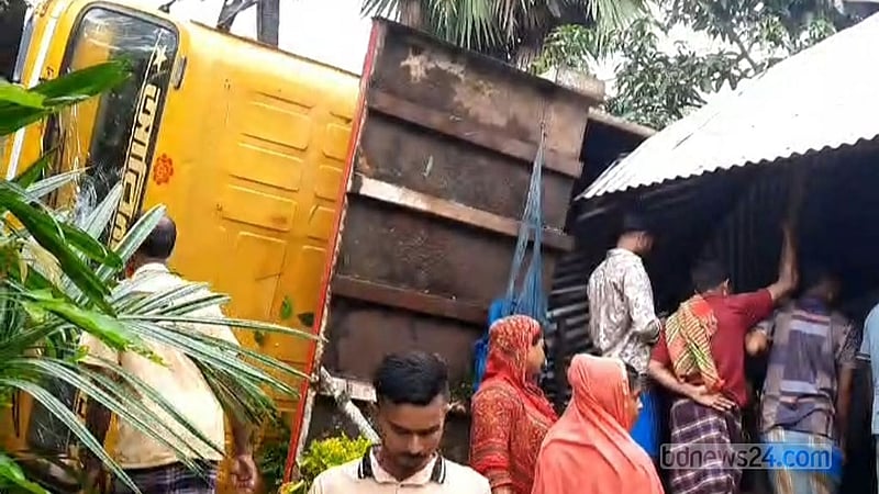 নড়াইলে ট্রাক বাড়ির ওপর উল্টে স্কুলছাত্রী নিহত, আহত বোন