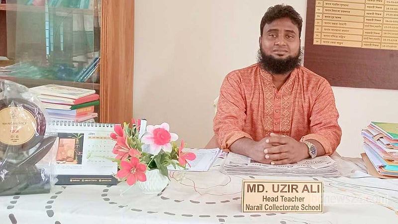 স্কুলের মধ্যে প্রধান শিক্ষককে উপর্যুপরি ছুরি মারলেন অফিস সহকারী