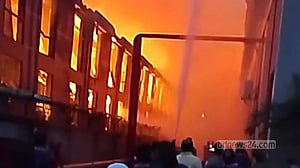 নারায়ণগঞ্জে ইপিজেডে পোশাক কারখানার গুদামে আগুন, ৩ ঘণ্টার চেষ্টায় নিয়ন্ত্রণে