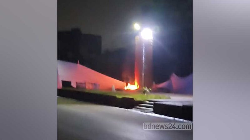 নারায়ণগঞ্জে ‘জুলাই স্মৃতিস্তম্ভে’ অগ্নিসংযোগ