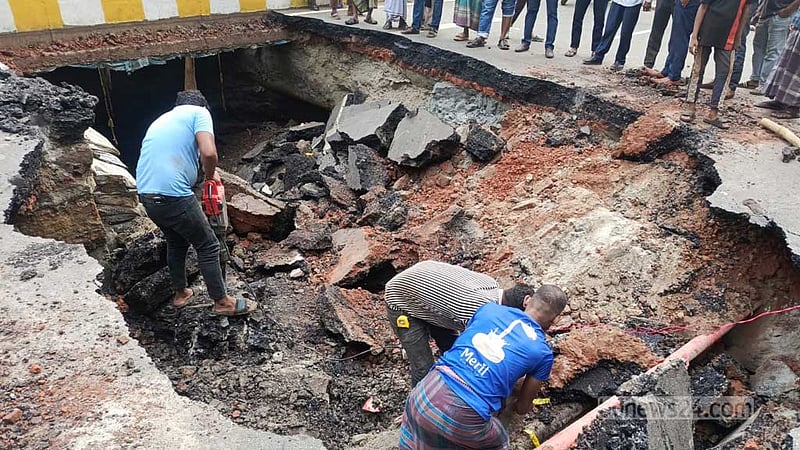 নারিন্দা মোড়ে সড়ক ধসে যান চলাচল বন্ধ, মেরামতে লাগবে ‘এক সপ্তাহ’