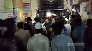 চিকিৎসায় অবহেলায় মৃত্যুর অভিযোগ, নেত্রকোণা হাসপাতালে বিক্ষোভ-ভাঙচুর