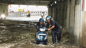 দিল্লিতে ভারি বৃষ্টির মধ্যে ভবন ধসে নিহত ৪