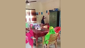 বিদ্যালয়ে শিক্ষার্থীকে দিয়ে শরীর ‘মাসাজ’, ভিডিও ভাইরালের পর শিক্ষিকার বিরুদ্ধে ব্যবস্থা