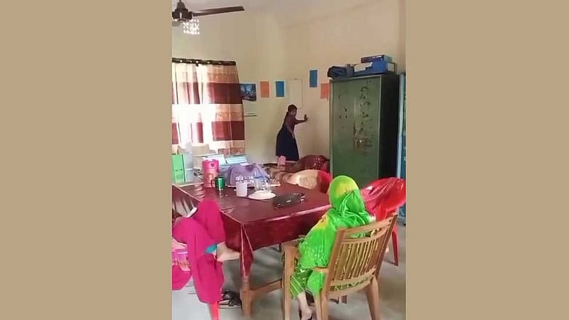 বিদ্যালয়ে শিক্ষার্থীকে দিয়ে শরীর ‘মাসাজ’, ভিডিও ভাইরালের পর শিক্ষিকার বিরুদ্ধে ব্যবস্থা