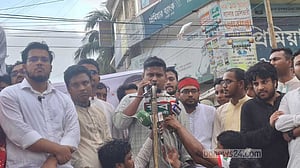 সরকার বিদ্যুতের বদলে হাতে হারিকেন-মোমবাতি দিয়েছে: হাসনাত