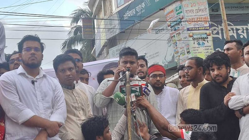 সরকার বিদ্যুতের বদলে হাতে হারিকেন-মোমবাতি দিয়েছে: হাসনাত