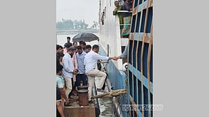 হান্নান মাসউদের জন্য মাঝনদী থেকে ফেরি ঘাটে ফেরানোর অভিযোগ