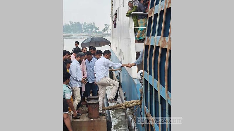 হান্নান মাসউদের জন্য মাঝনদী থেকে ফেরি ঘাটে ফেরানোর অভিযোগ